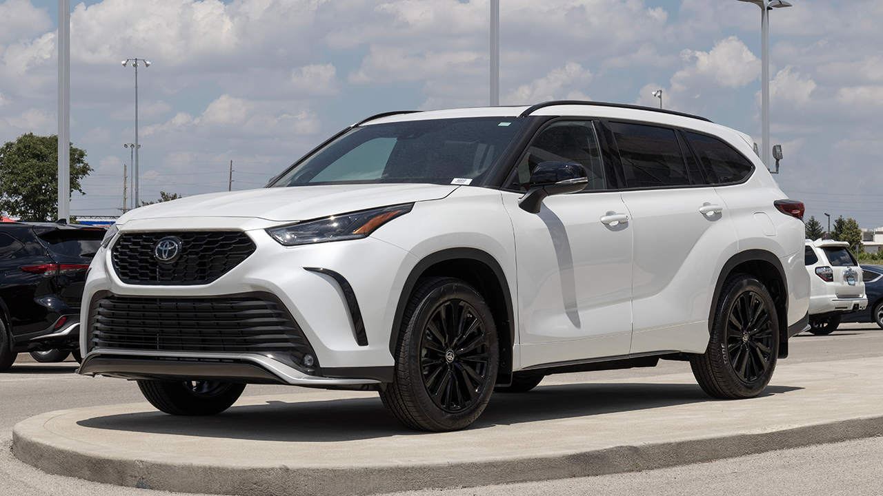 Toyota Highlander SUV display. Toyota offers the Highlander in Hybrid, L, LE, XLE, XSE, Limited and Platinum models.