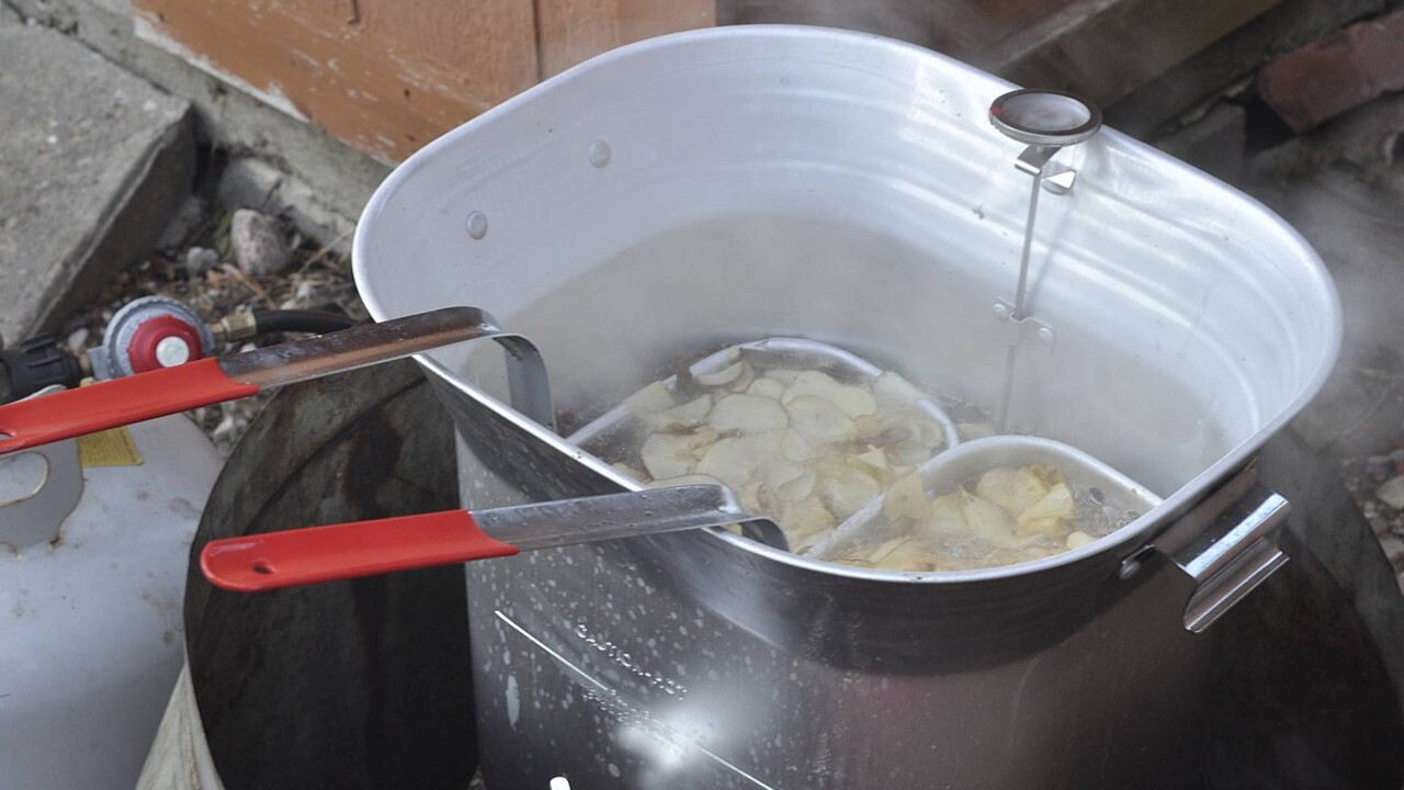 Potato_chips_in_fryer