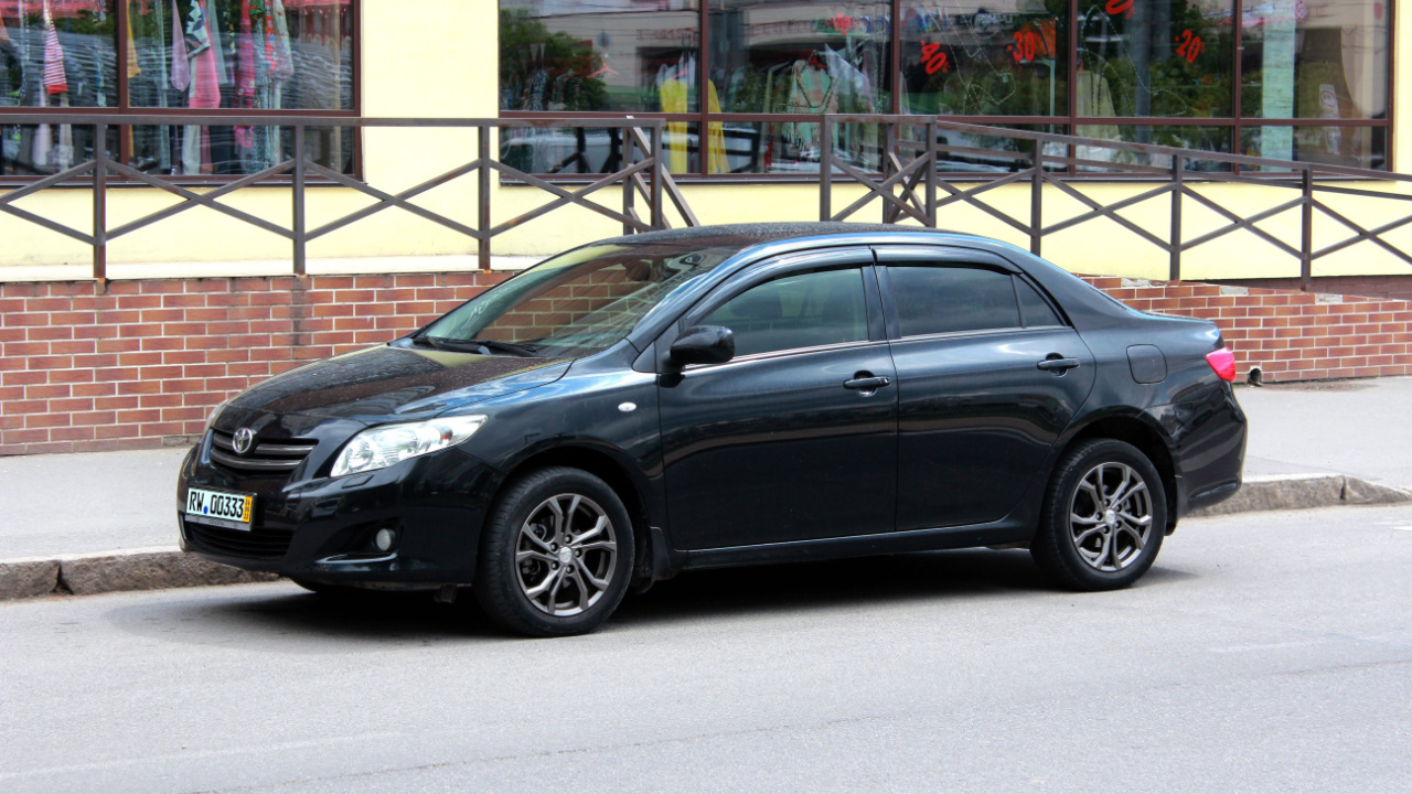 Toyota Corolla 2008 in the city street