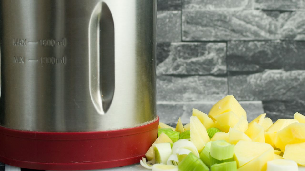 Soup maker machine with vegetables